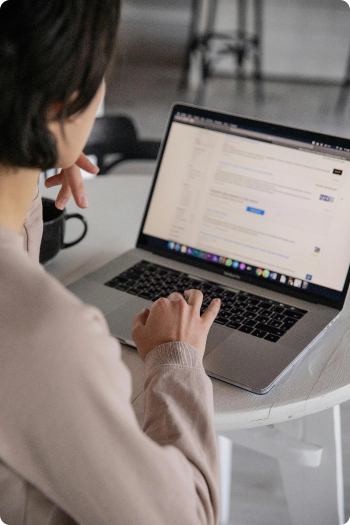 Μία γυναίκα δουλεύει στο λάπτοπ της